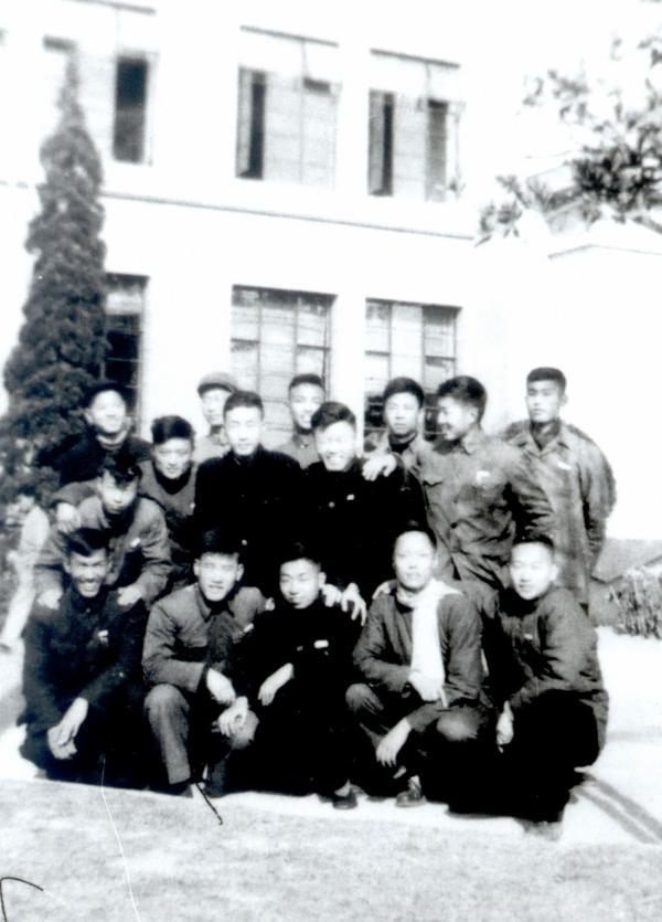 交大(上海)电讯班男生赴蓉前合影.jpg 交大(上海)电讯班男生赴蓉前合影.jpg