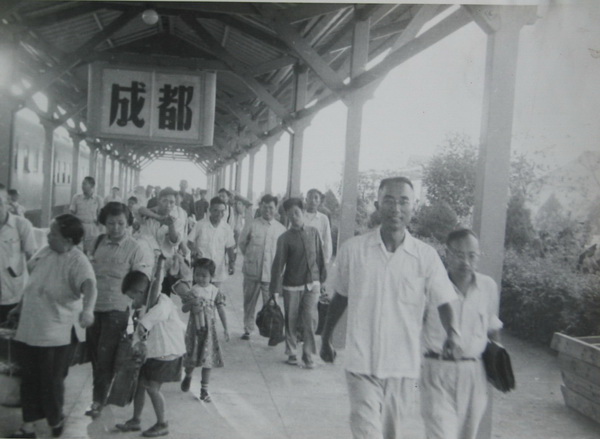 在火车站迎接来自全国各地的大批师生员工家属.jpg 在火车站迎接来自全国各地的大批师生员工家属.jpg